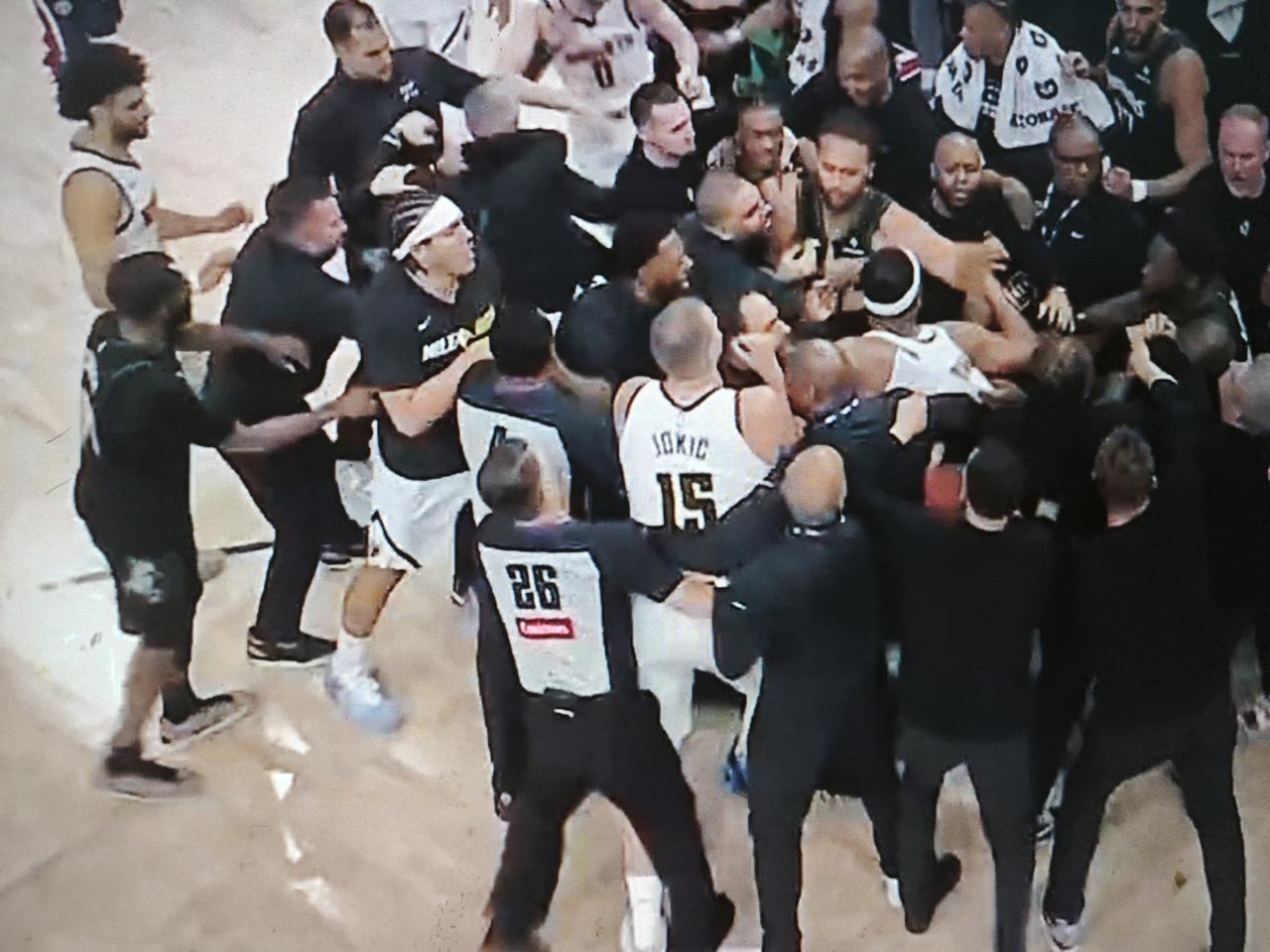 96比112，掘金队被狼逼近悬崖。但这样的掘金队怎么跟狼去拼？现在看丹佛掘金的比