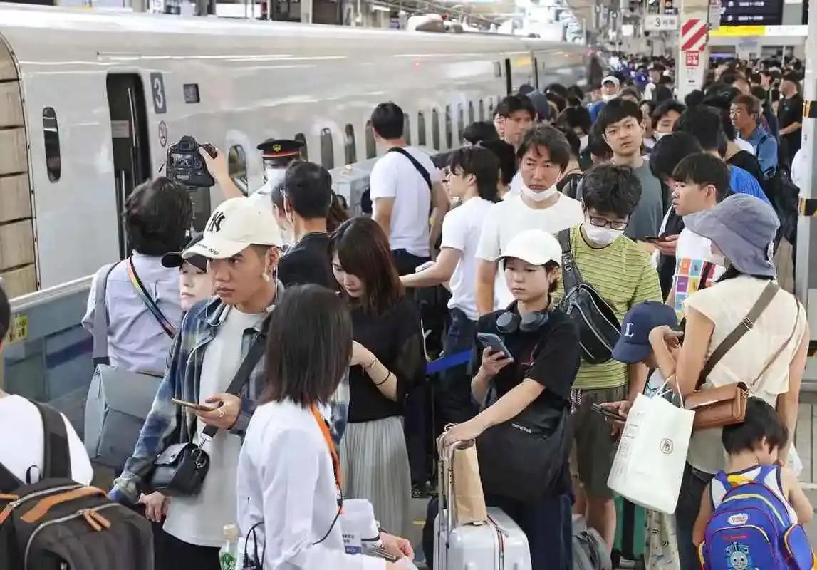 在日本待了八年的朋友回国了，酒桌上他说现在最坐不住的不是日本本地人，而是那些把全