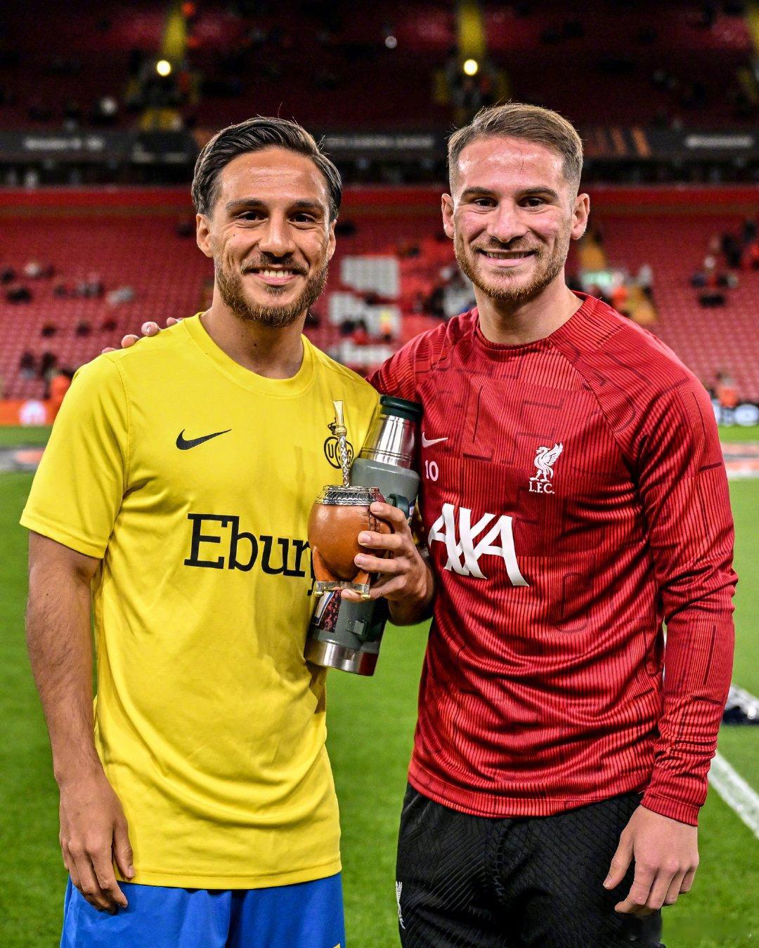 【官方】阿根廷国家队征召29岁的圣吉罗斯联合后卫凯文-麦卡利斯特，这是他第一次获