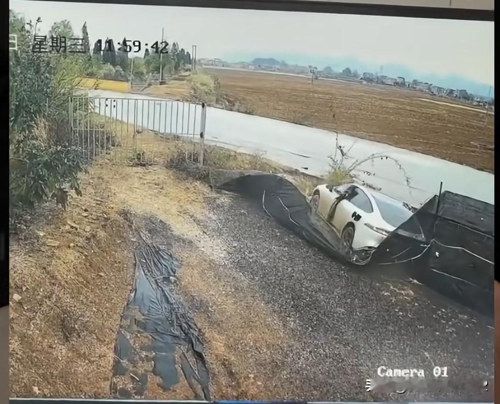 这一个某风的电车撞防护栏后不到2分钟就起火，之后在路人的帮助下砸开后车窗，救出了