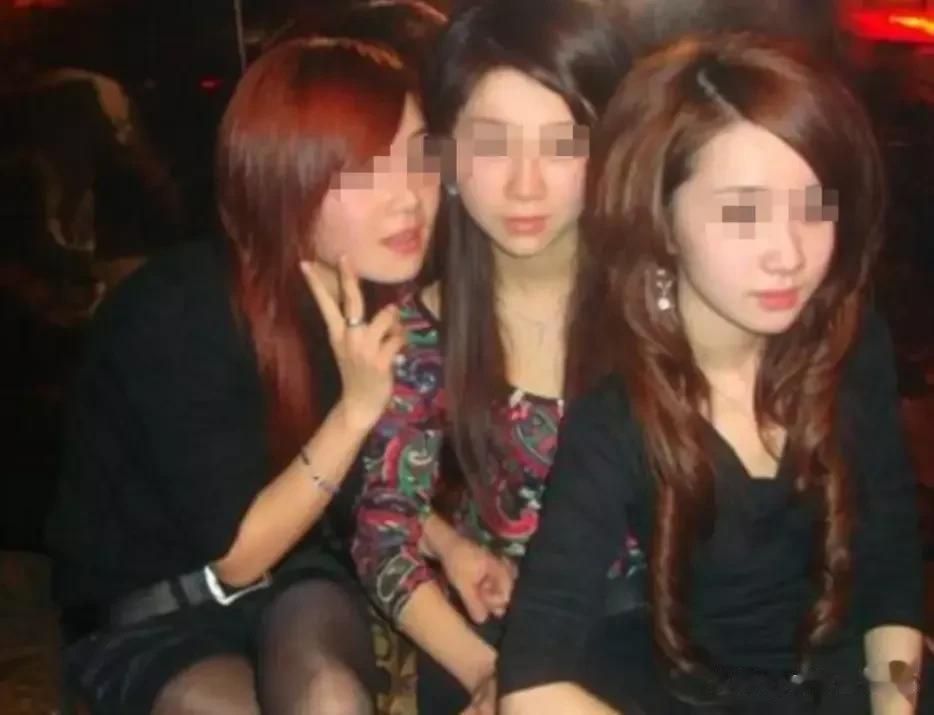 张今年16岁，来自一个偏远的山区。她学习成绩好，有机会走出大山，走向更广阔的世界