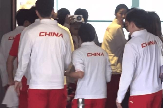 #全妹挽着马龙胳膊# 马龙带全红婵买饮料，全妹挽着马龙胳膊马龙和全红婵访港期间，