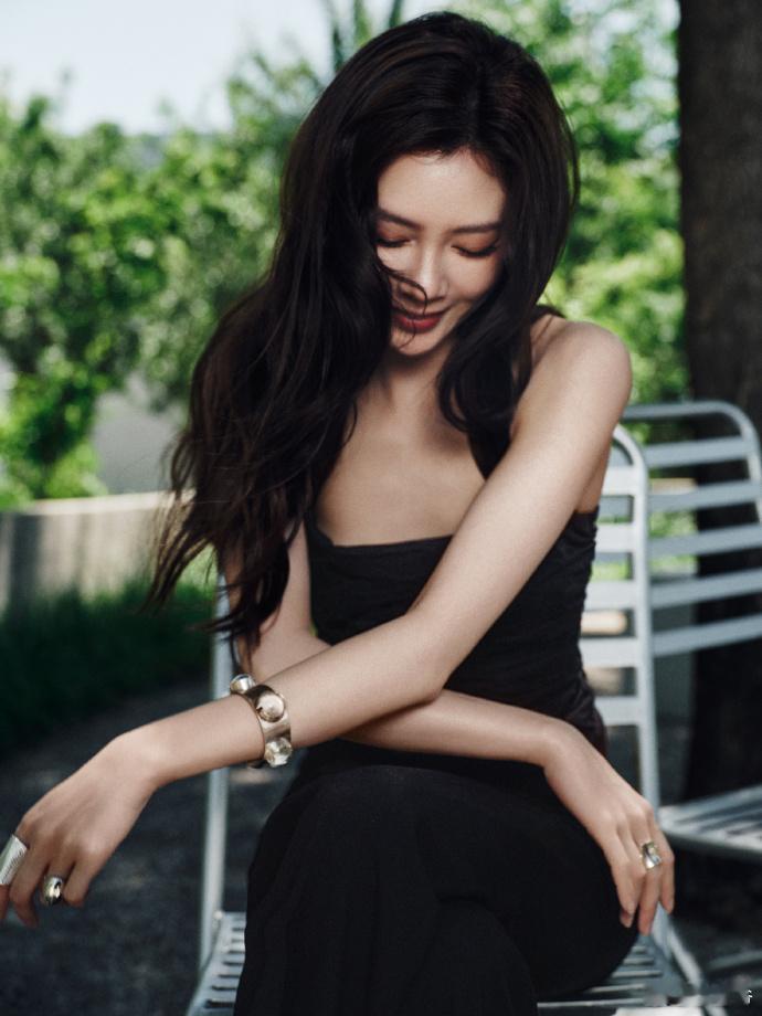 宋妍霏对手机三连Yes 可爱值直接拉满，连贯的回应搭配灵动神情，随性自在的状态，