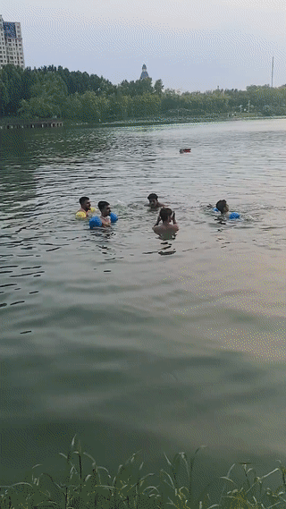 河南郑州新郑市轩辕湖湿地生态文化公园。
有当地人看到几个疑似是印度人的外国男子跳