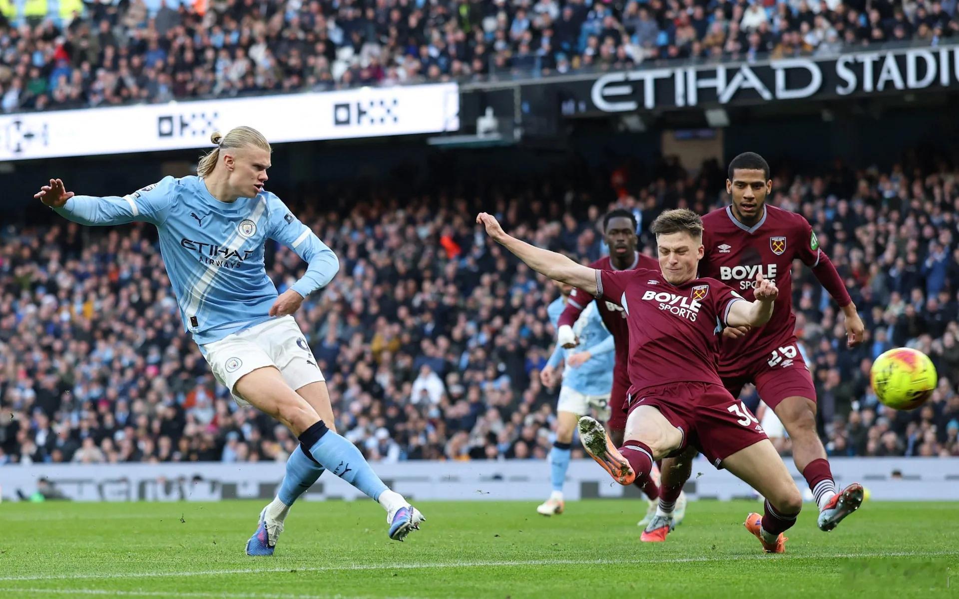 曼城vs西汉姆联 开场仅仅5分钟，哈兰德进球了。这似乎无可避免，西汉姆联的后卫线