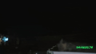 邵子恒学私生趴车窗邵子恒没少看私生拍照 救命！邵子恒现在真的跟兄弟们混熟了，偶像