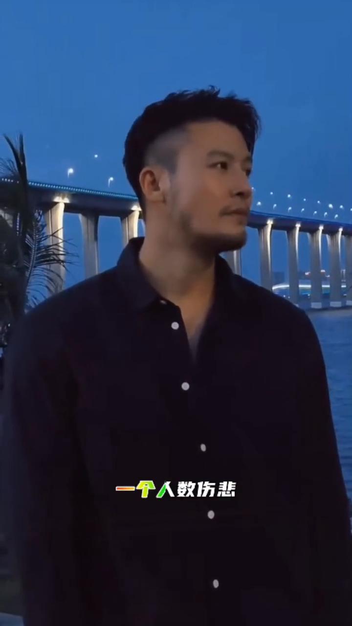 痴情换伤悲。
演唱：创作乐韵诗心。
窗外的冷风吹，窗台的花枯萎，窗前的人在痴痴等