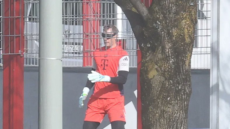 戴维斯和诺伊尔也在为复出做准备，昨天加拿大人完成了有球训练，诺伊尔带着特殊眼镜完