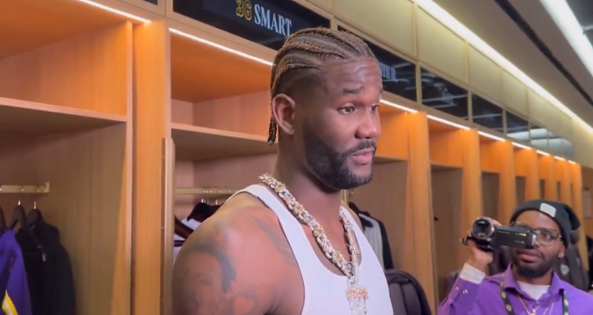 没事了！艾顿谈到比赛末段膝盖受伤时说：“现在感觉好多了，我没事了。” 