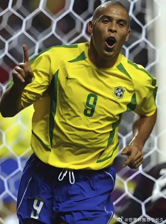 足坛历史技术最强五人排名！大家认同吗？第五名:齐达内控球稳如磐石，转身与停球丝滑