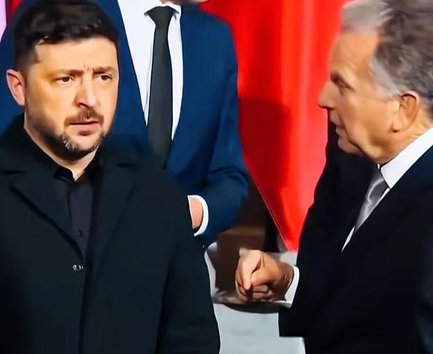 泽连斯基这表情看上去，是不是像是要哭了的感觉啊？
泽连斯基和美特使威特科夫交流时