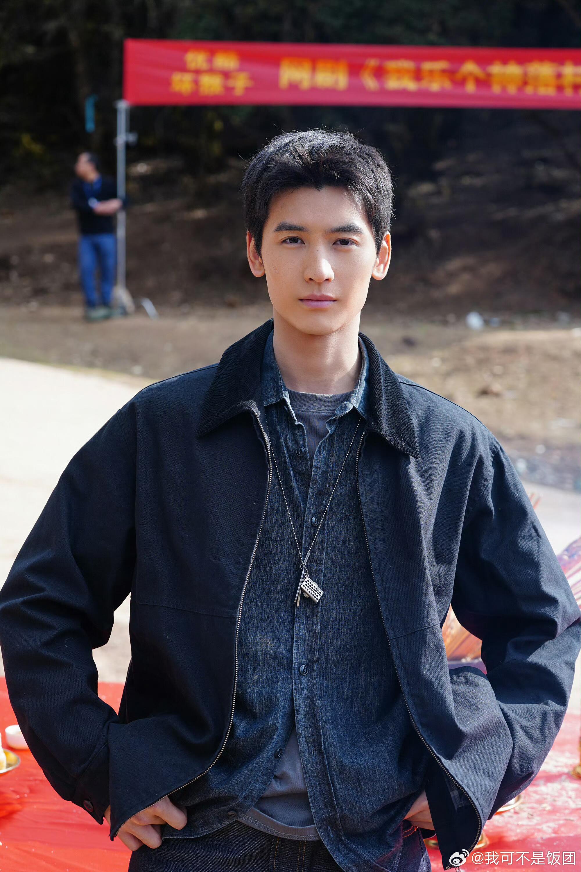 黄俊捷邢菲开机完下田去了黄俊捷邢菲看着真像下过田的黄俊捷邢菲这身朴素造型也太贴生