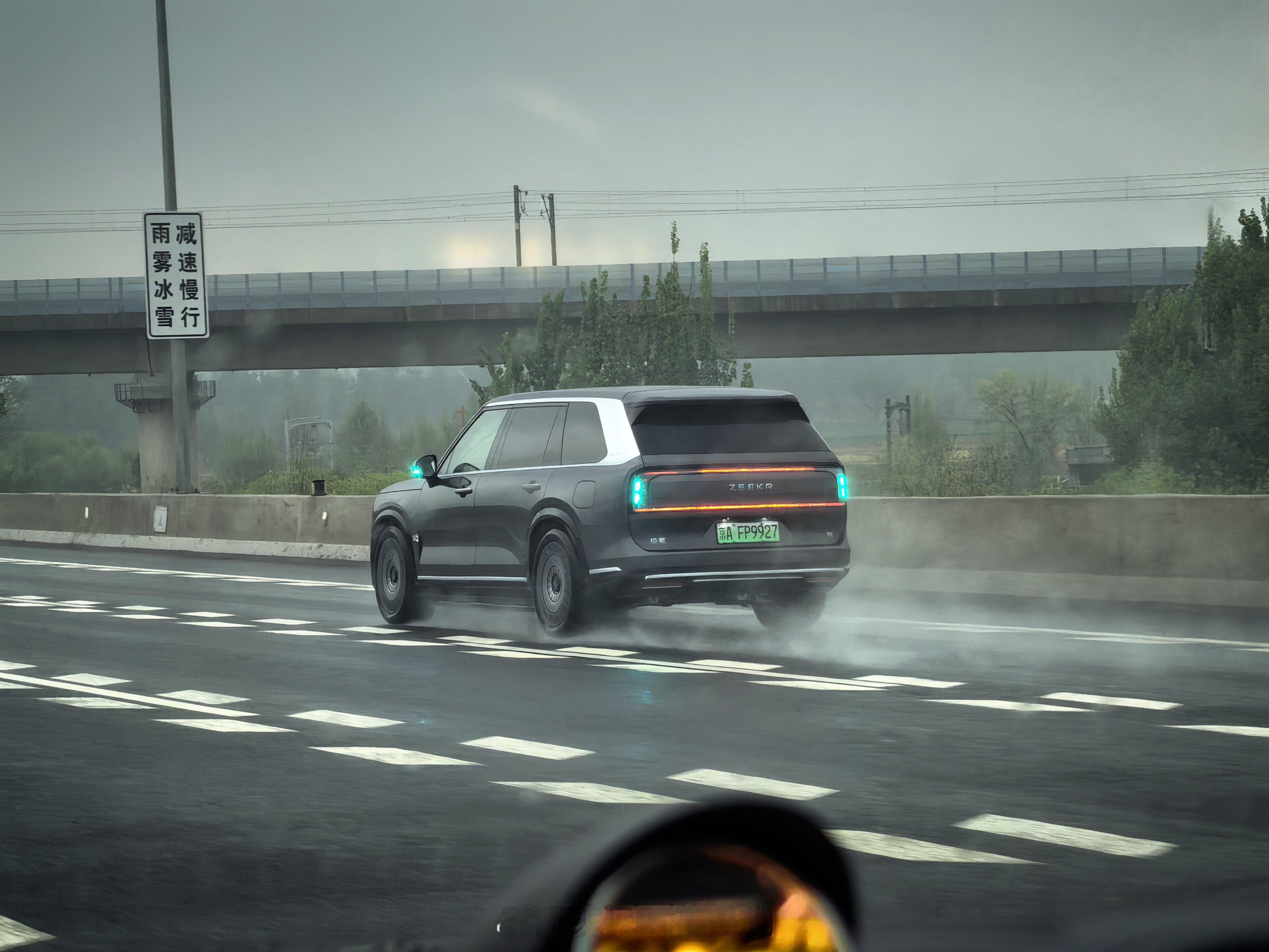 北京雨天路遇极氪9X，庞大车身气势磅礴，？碾过积水气场拉满。智驾小蓝灯在雨幕中格