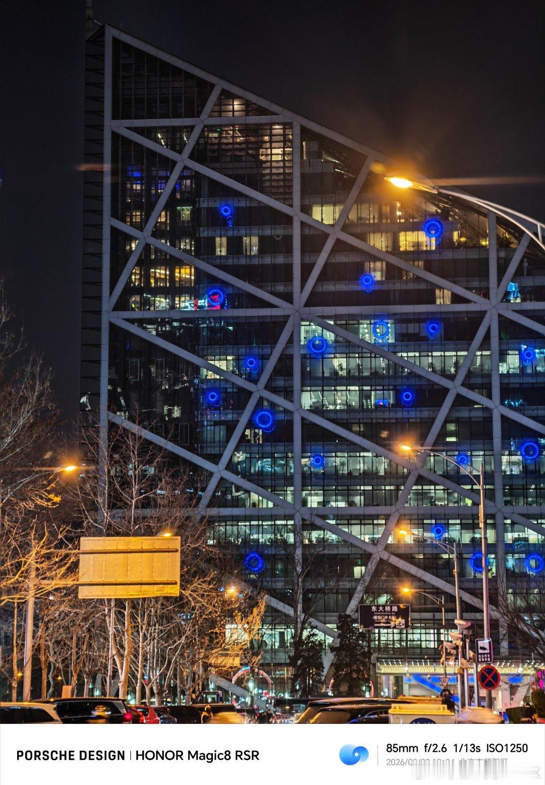 拍照跟拍车一样还得练，人一多就不好意思把手机掏出来。主要是怕他们问我这是什么手机