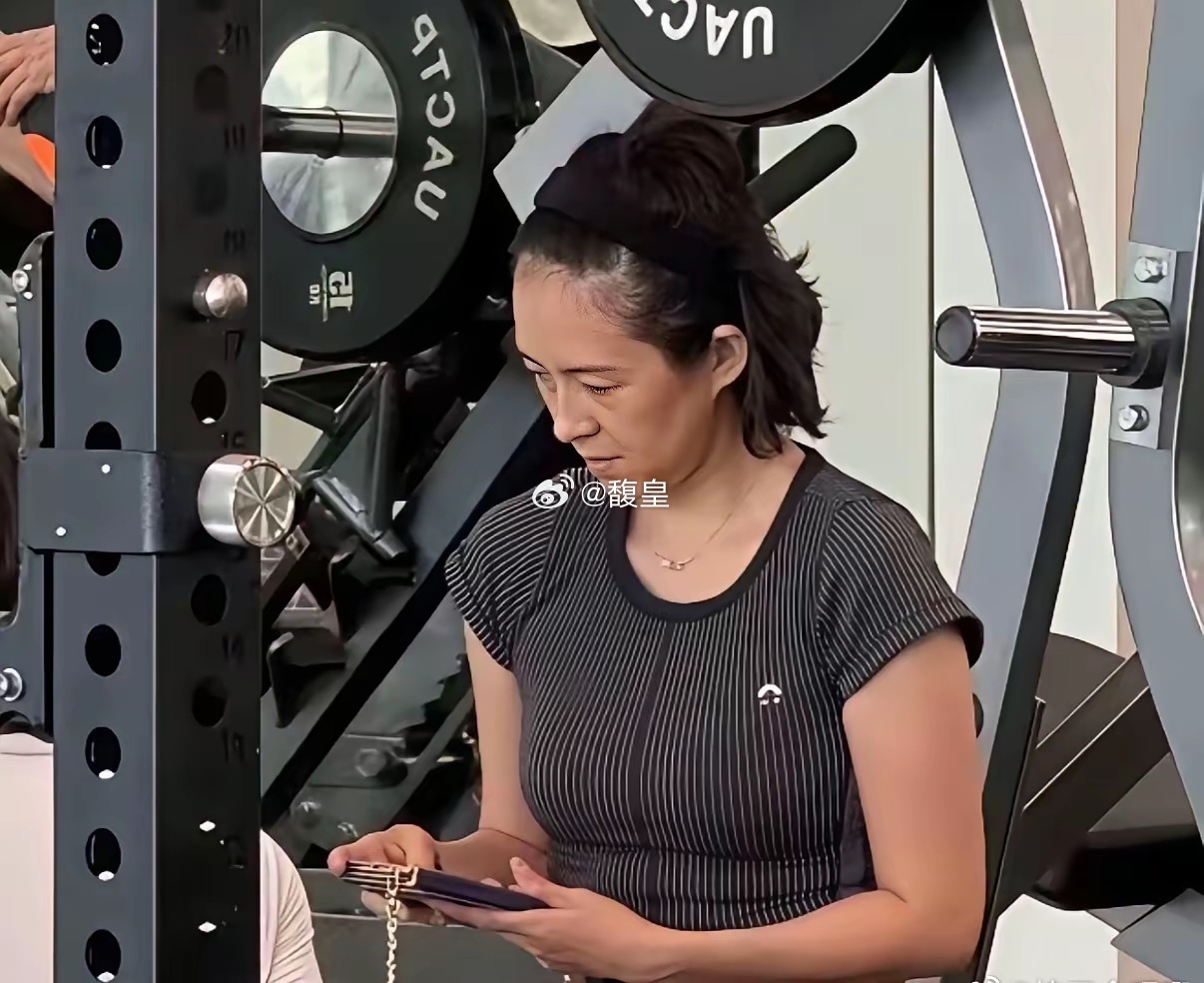 网友偶遇47岁章子怡健身，没有化妆。素颜状态略显憔悴，脸色暗黄，褪去明星光环，看