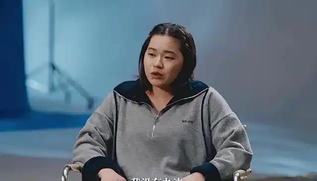 谈及体重，全红婵忍不住落泪。正值青春期自然发育，身高猛长体重上涨，她却被网络上部