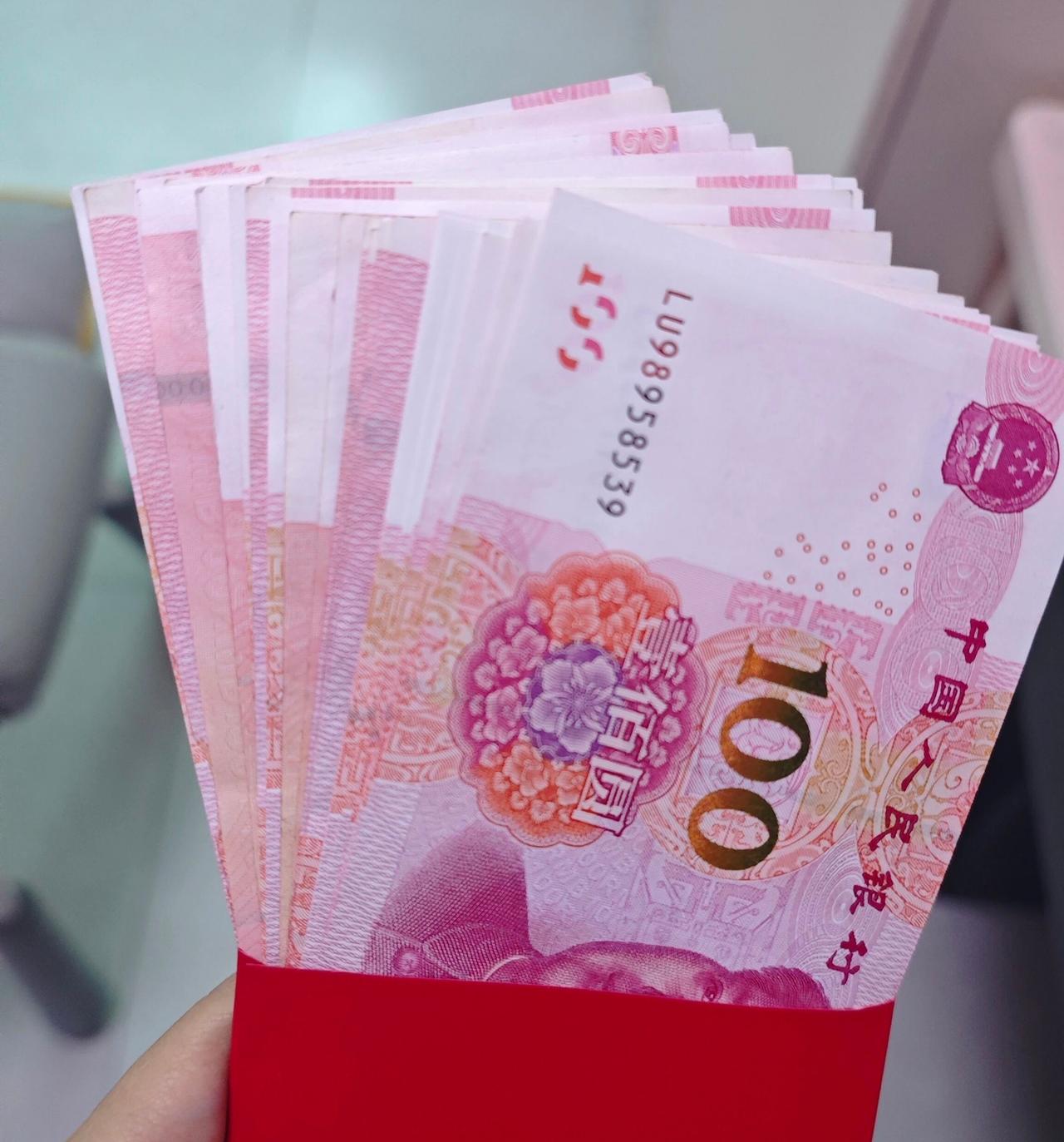 果然攥在手里的才能留住。今年过年特意取了一笔现金，大半年过去，依旧安安稳稳留在手