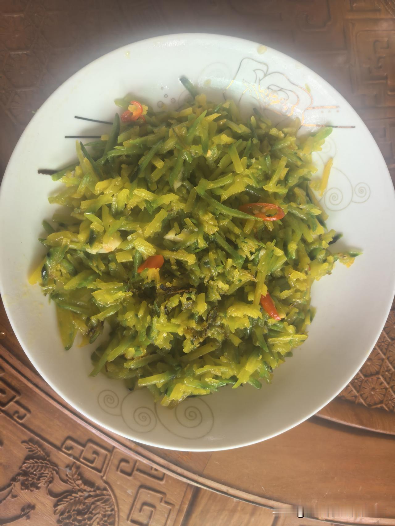 今日用新鲜的南瓜做了一道菜，做法非常简单，却也能色香味俱全，分享如下：南瓜削皮后