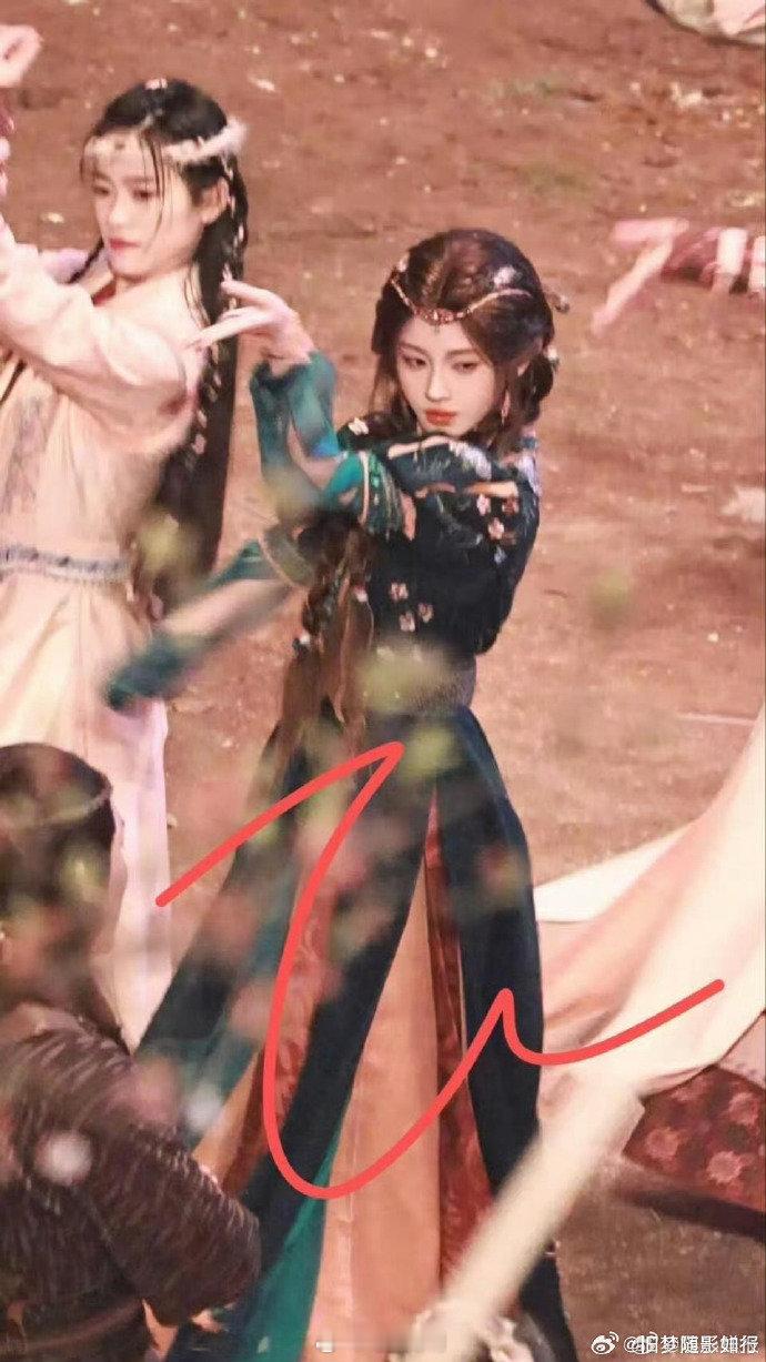 鞠婧祎月鳞绮纪地珠造型鞠婧祎月鳞绮纪异域风造型她跳地珠舞的样子，哇塞，美翻了！那