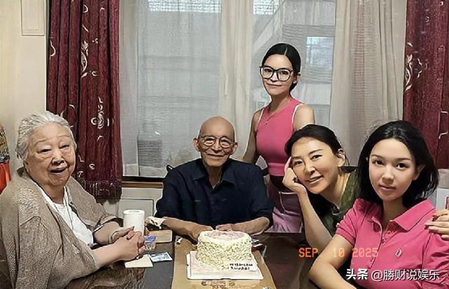 92岁游本昌为何选择入住养老院？追求尊严晚年还是被迫无奈？
92岁的游本昌近日接