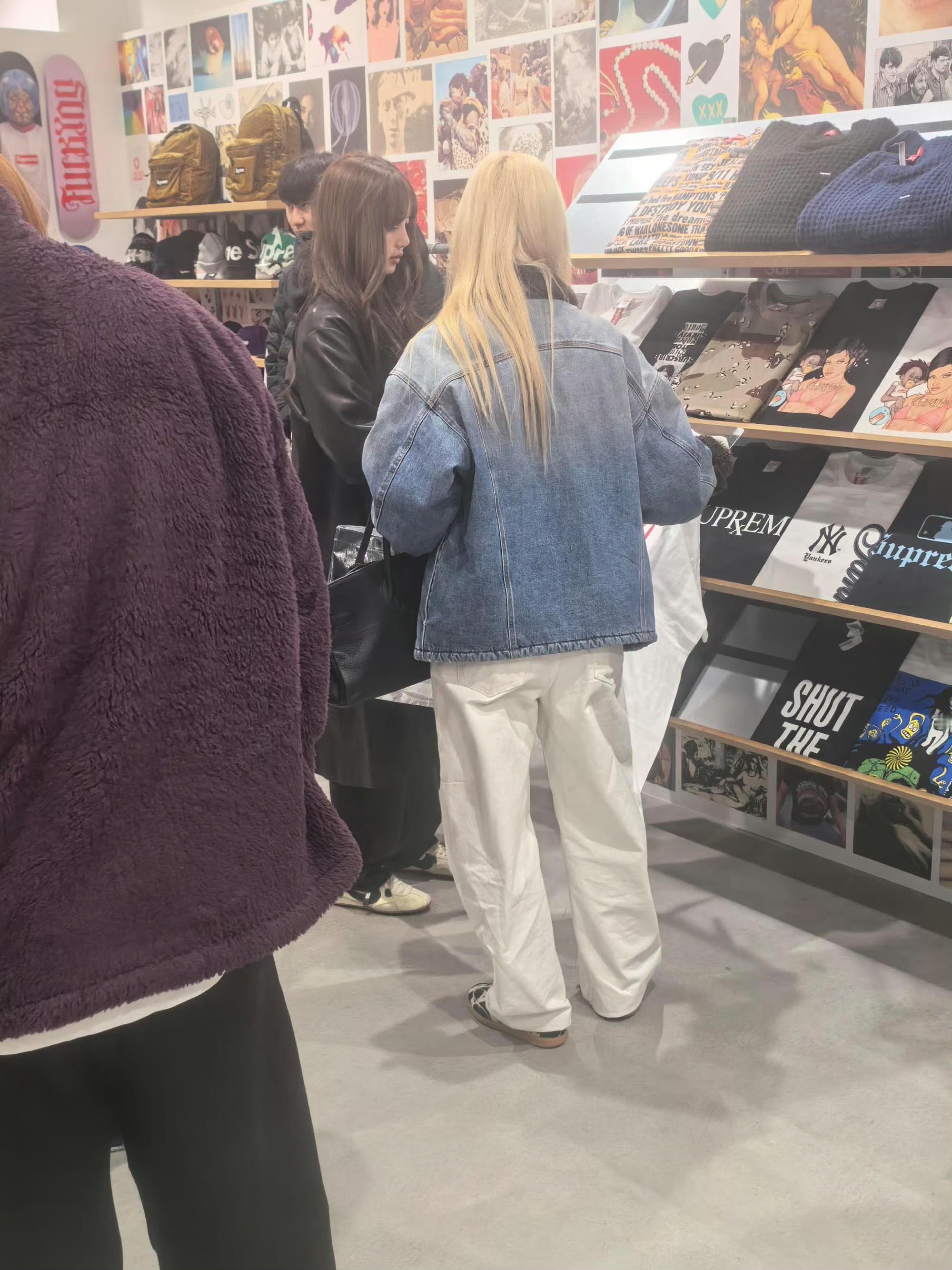 东京偶遇Lisa购物 