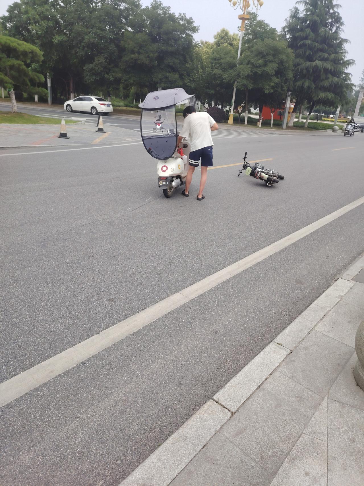 太闹心了。今儿骑电动车去上班，路上有个学生骑着带棚子的电动车，那棚子把我刮倒了。