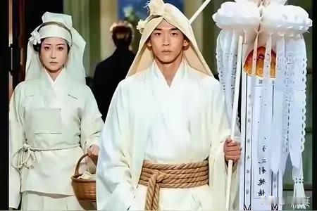 辟谣：这套服装绝非巴黎世家出品，网传信息全是谣言，但它是日本的设计。
一、服装真
