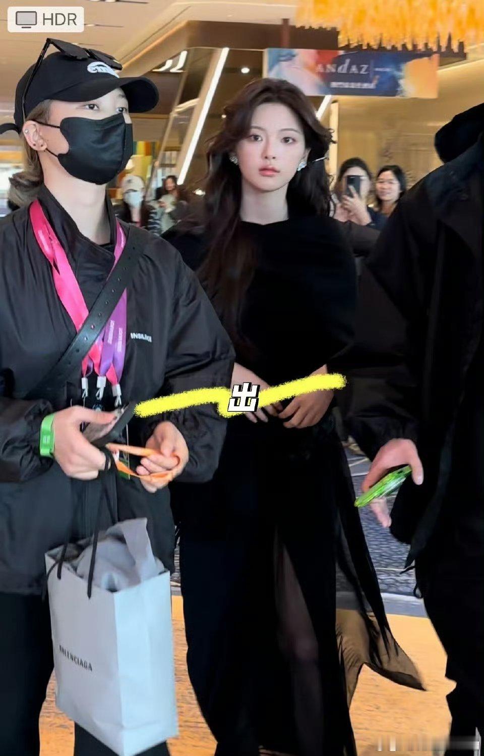 杨超越大波浪 ，emmm这个衣服还不如私服好看[衰][衰] 