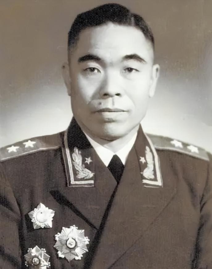 1951年，志愿军第50军接到命令回国休整，刚回国的50军战士们衣衫褴褛，于是有