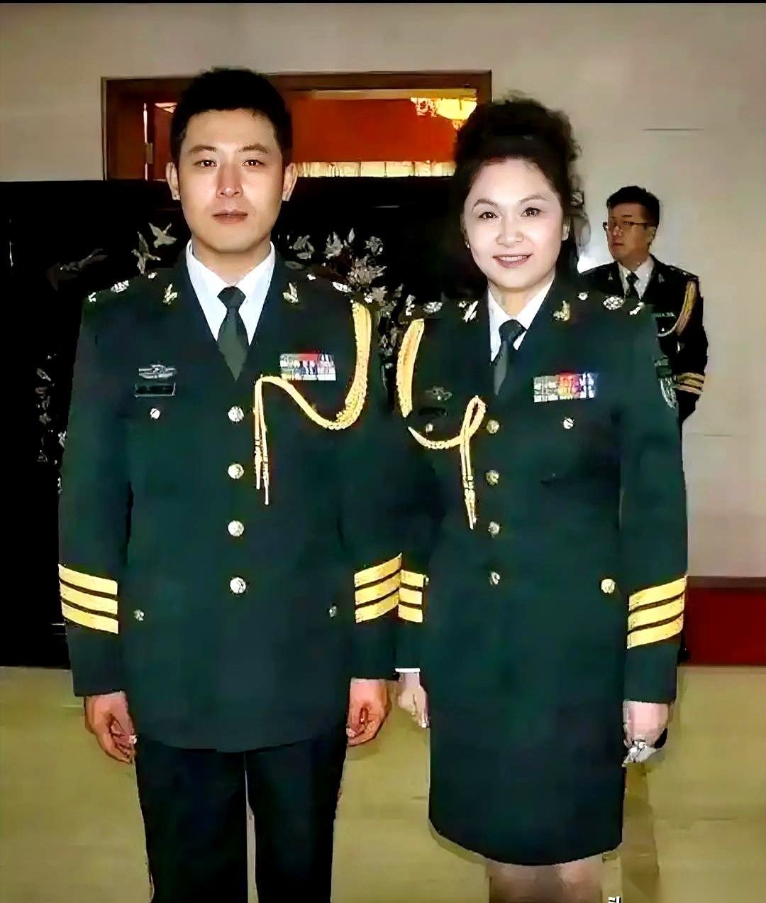 一张老照片里，小品演员孙涛一身军装，站得笔挺。
但他身边的女人，才是真正的焦点。