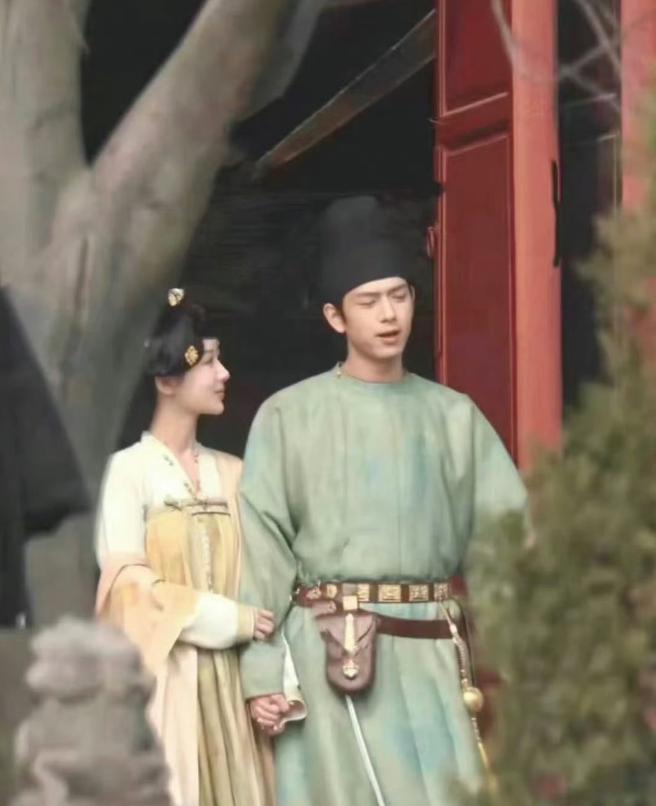 近日，由杨紫、李现主演的电视剧《国色芳华》正式宣布开机，这不，路透照片很快就出来