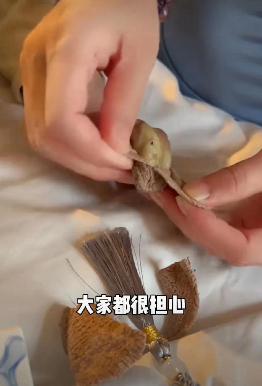 近日，杜星霖和张纪中带着小女儿去复诊了，之前小女儿被保姆给烫伤了，因为保姆没有及