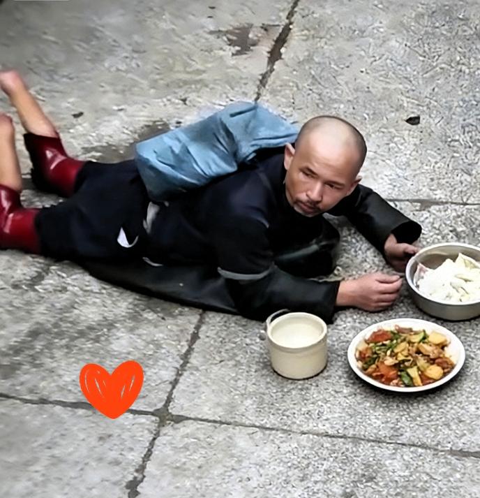 2016年，广州男子买菜时，偶遇双脚被截断的乞丐，仔细辨认下发现，这竟是失踪12