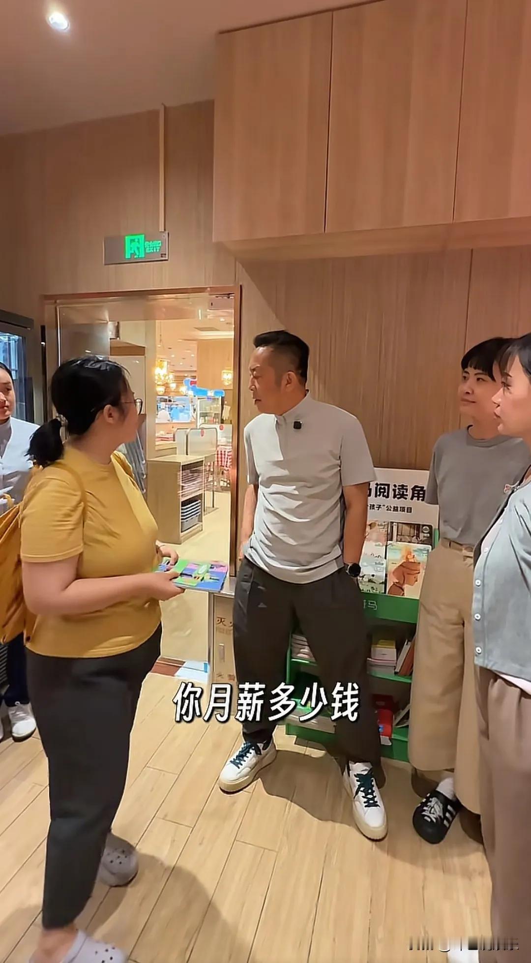 西贝的工资这么高吗？
 
看贾国龙巡店时，刚好碰到门店的魔术师给吃完饭的孩子表演