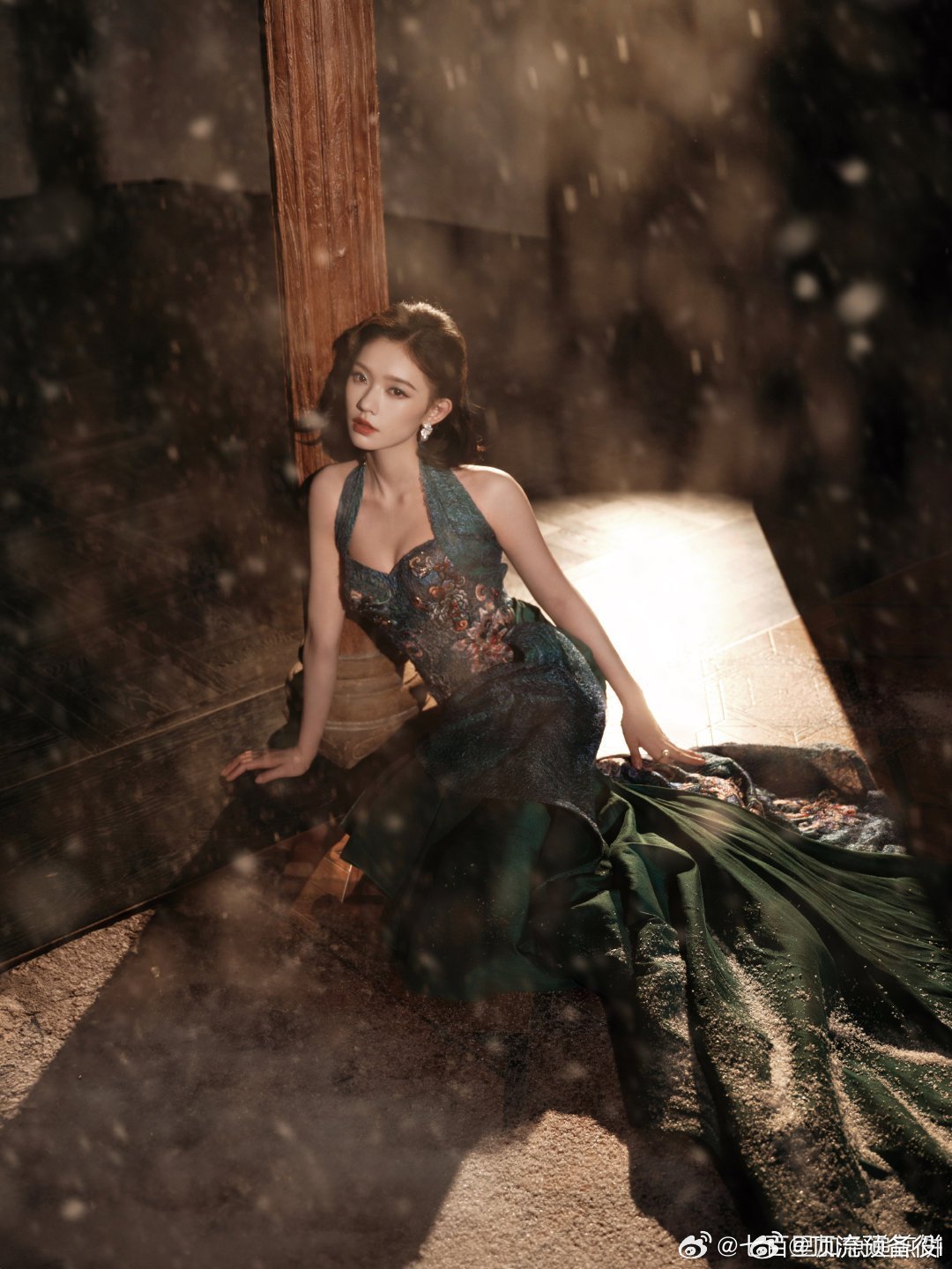 林允w盛典出图了，速度好快（孔雀绿的裙子，礼帽那几张有点“雨中女郎”的意思） ​