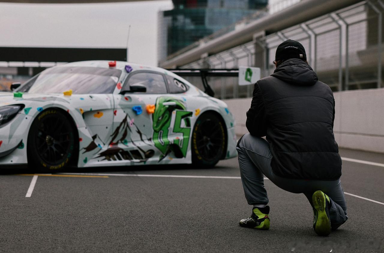 王一博85号赛车手王一博归来王一博摄影师王一博的工作抓拍
85号赛车手王一博好帅