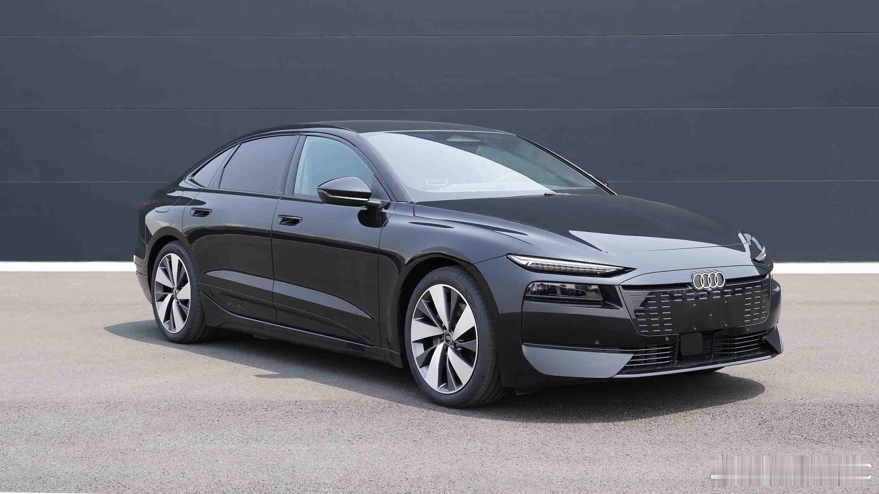 奥迪 A6L etron 纯电版轴距 3076mm，比现款燃油 A6L 还长了 
