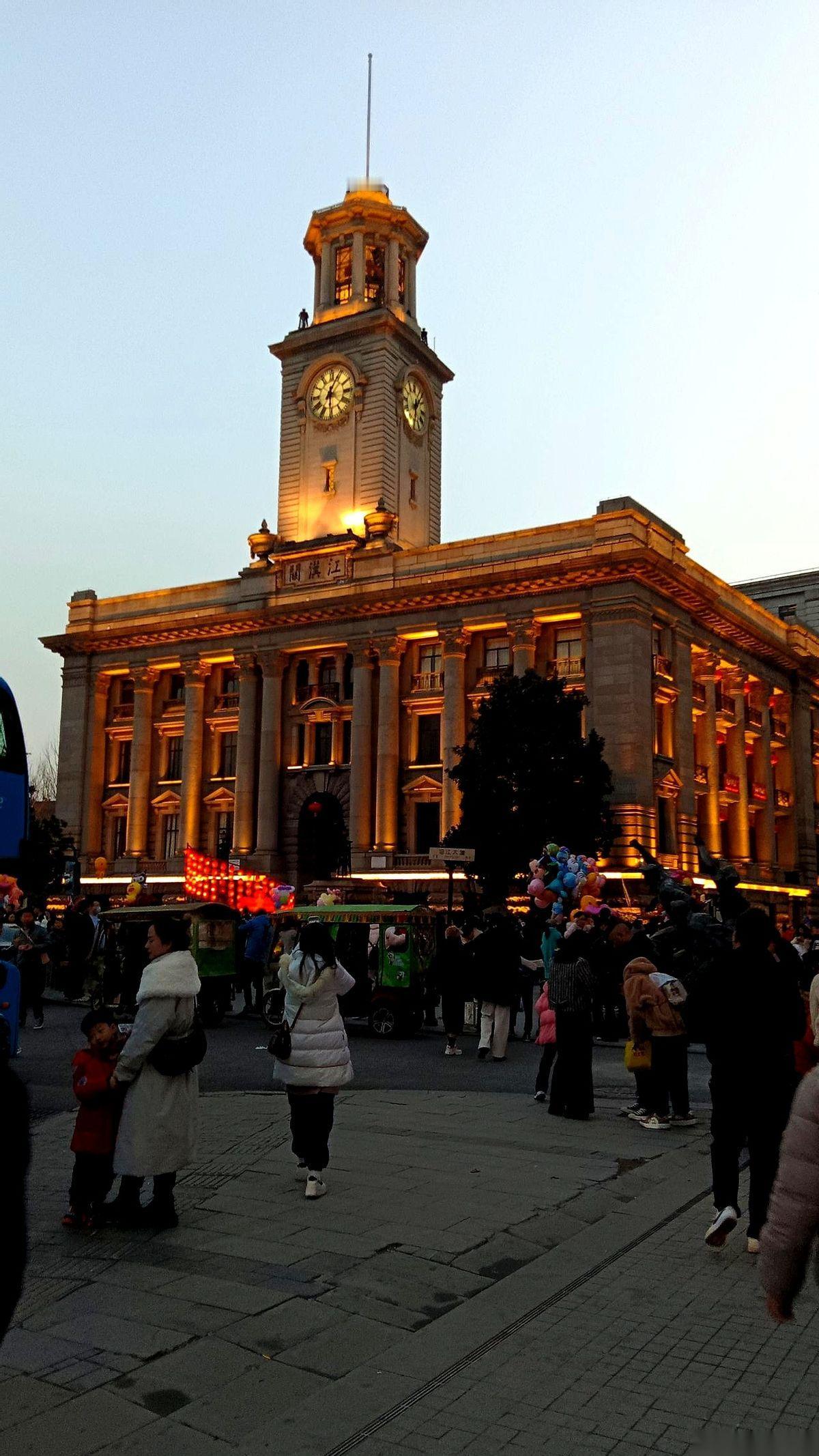 一声哨响，大伙儿都散了。
各回各家，守着自己那一亩三分地，盘算着自家的收成。这是