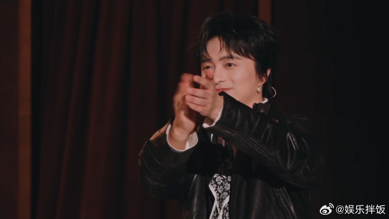 大张伟帮刘旸抬咖被喊闭麦不好笑就露宿街头大张伟给刘旸写的介绍词，从六星表演到全世