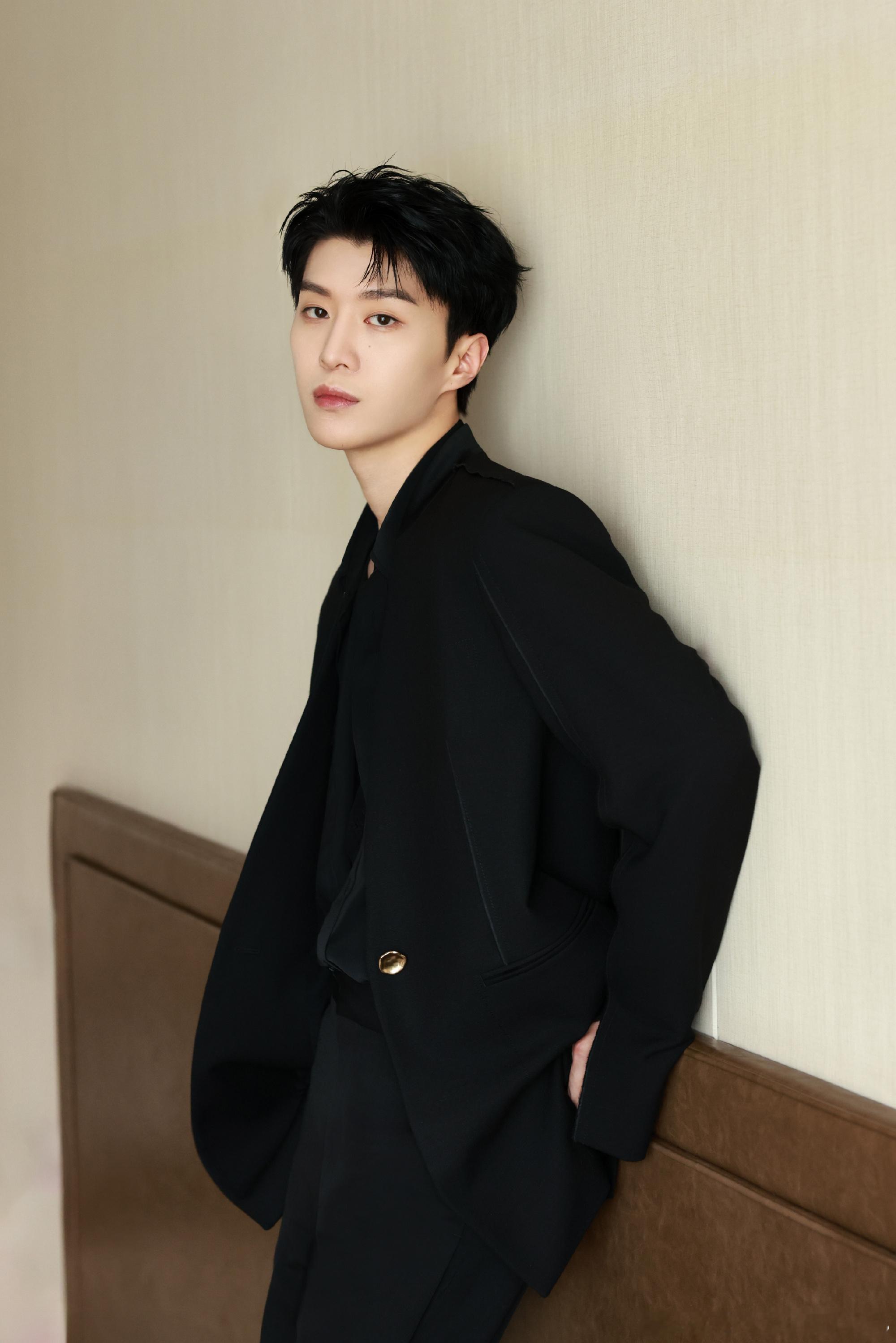 #范丞丞cos向佐# 最近向佐这股风吹的也太厉害了[doge] ​​​