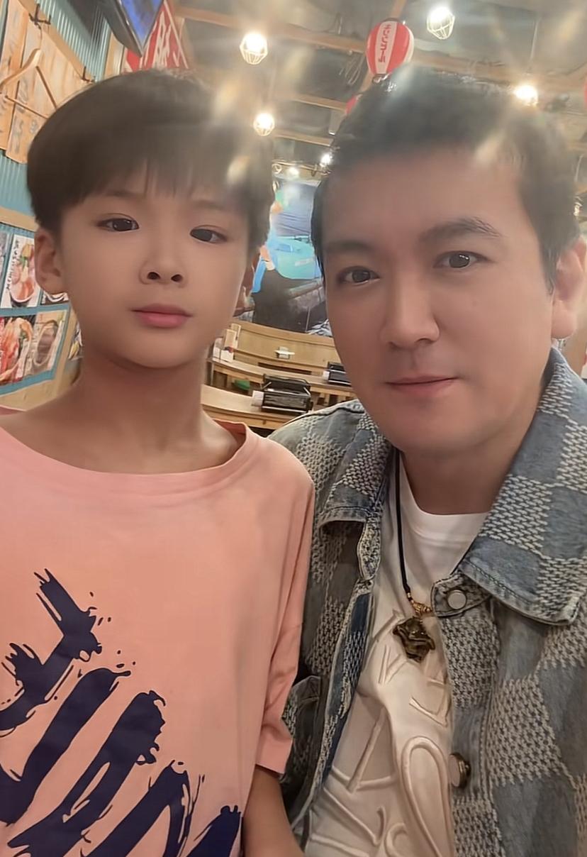 杨子评论区回复网友，承认心里还有黄圣依，很爱很爱她。
8月19日杨子带着儿子在日