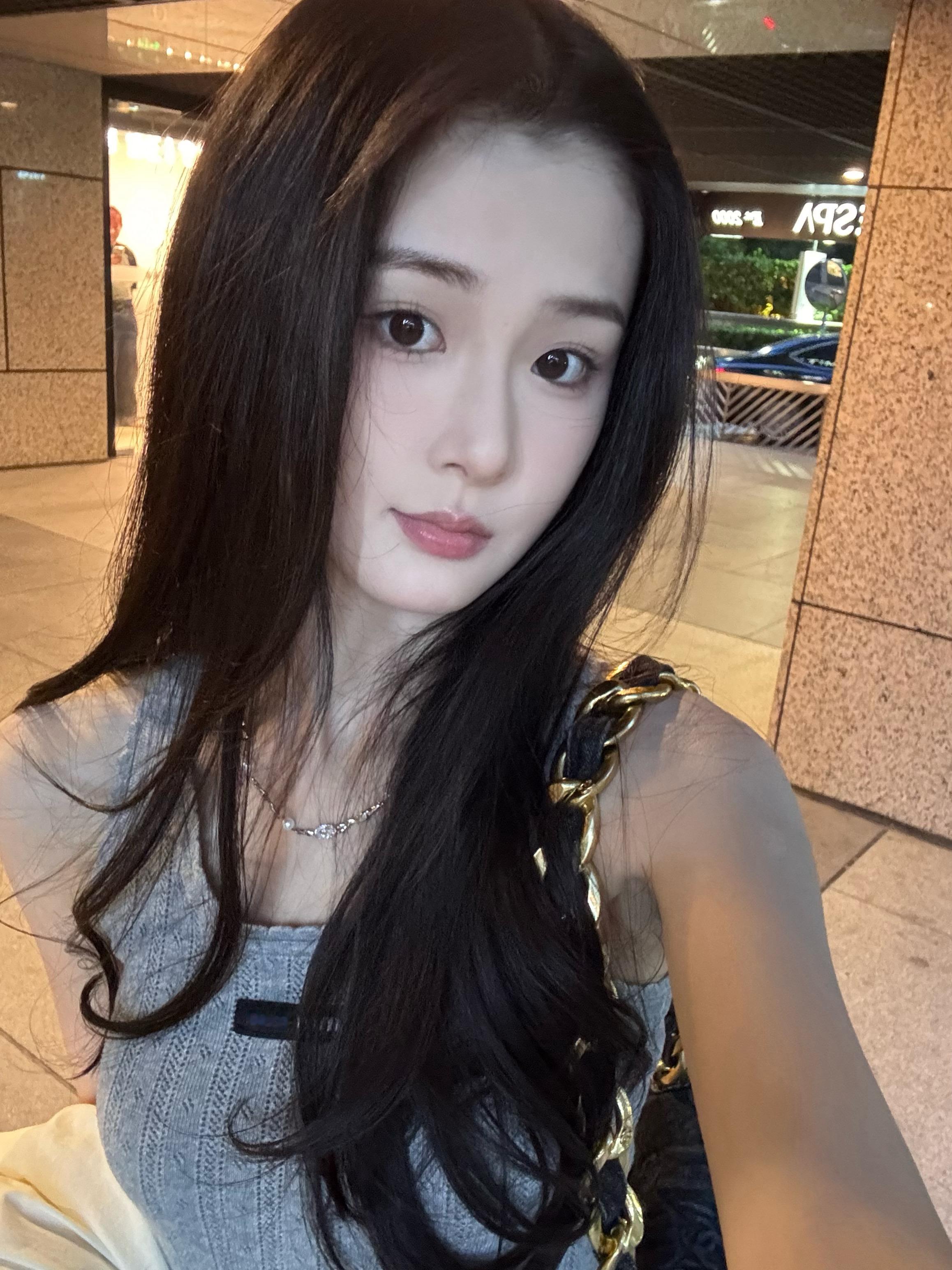 吉舒亦[超话]  报告！我染了新发色！好喜欢啊啊啊，是那种冷黑 一点点棕，比之前