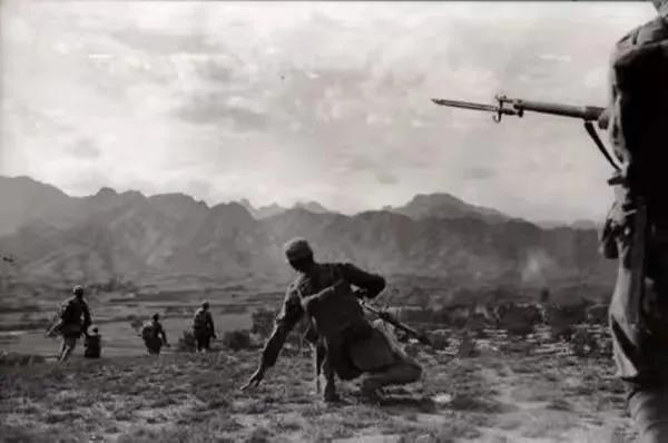 1940年冬，北岳区反扫荡作战中，一位正在冲锋的战士倒在日军的枪下。 ​​​