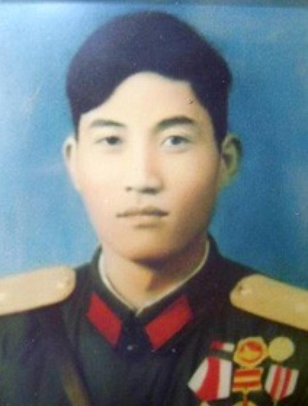 王家贵，山东省济南市历城区柳埠镇人，１９３０年１１月出生．１９４７年３月参加中国