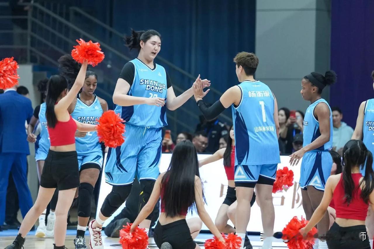 广东女篮的不败金身终于破了！
今晚的WCBA赛场，广东女篮主场75-83输给了山