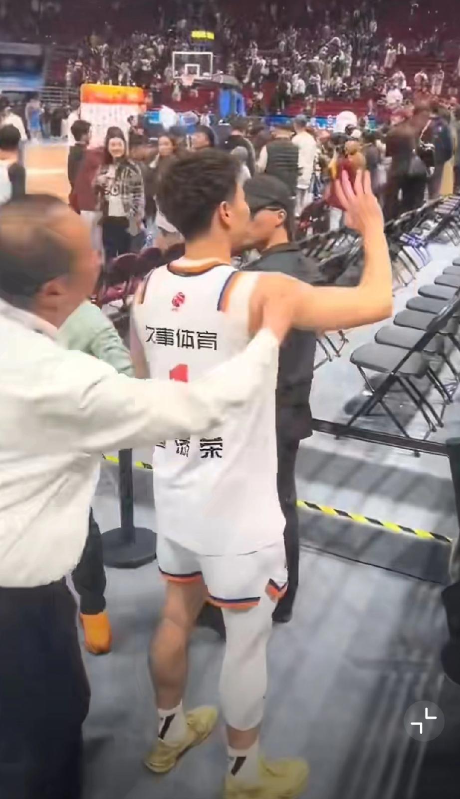 无语，CBA球员赛后与球迷互动，却遭到工作人员推搡阻拦…CBA京沪大战上海队斩获