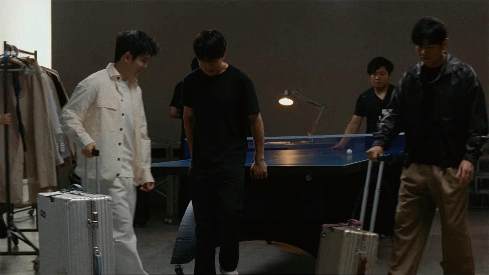 时间的参照物到底是什么😭 《三年二班》完全就是时光机来的。。。通过一首bgm 