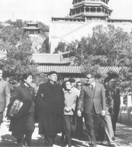 1971年10月23日，叶剑英陪同基辛格游览北京颐和园