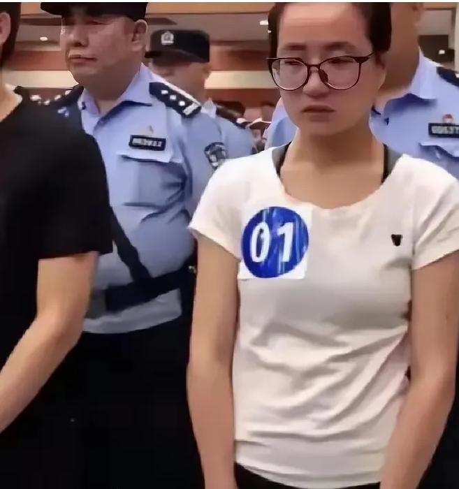 2019年，读硕士的杨春燕还在上课，突然警察登门把她逮捕，离开前，教授诧异问道：