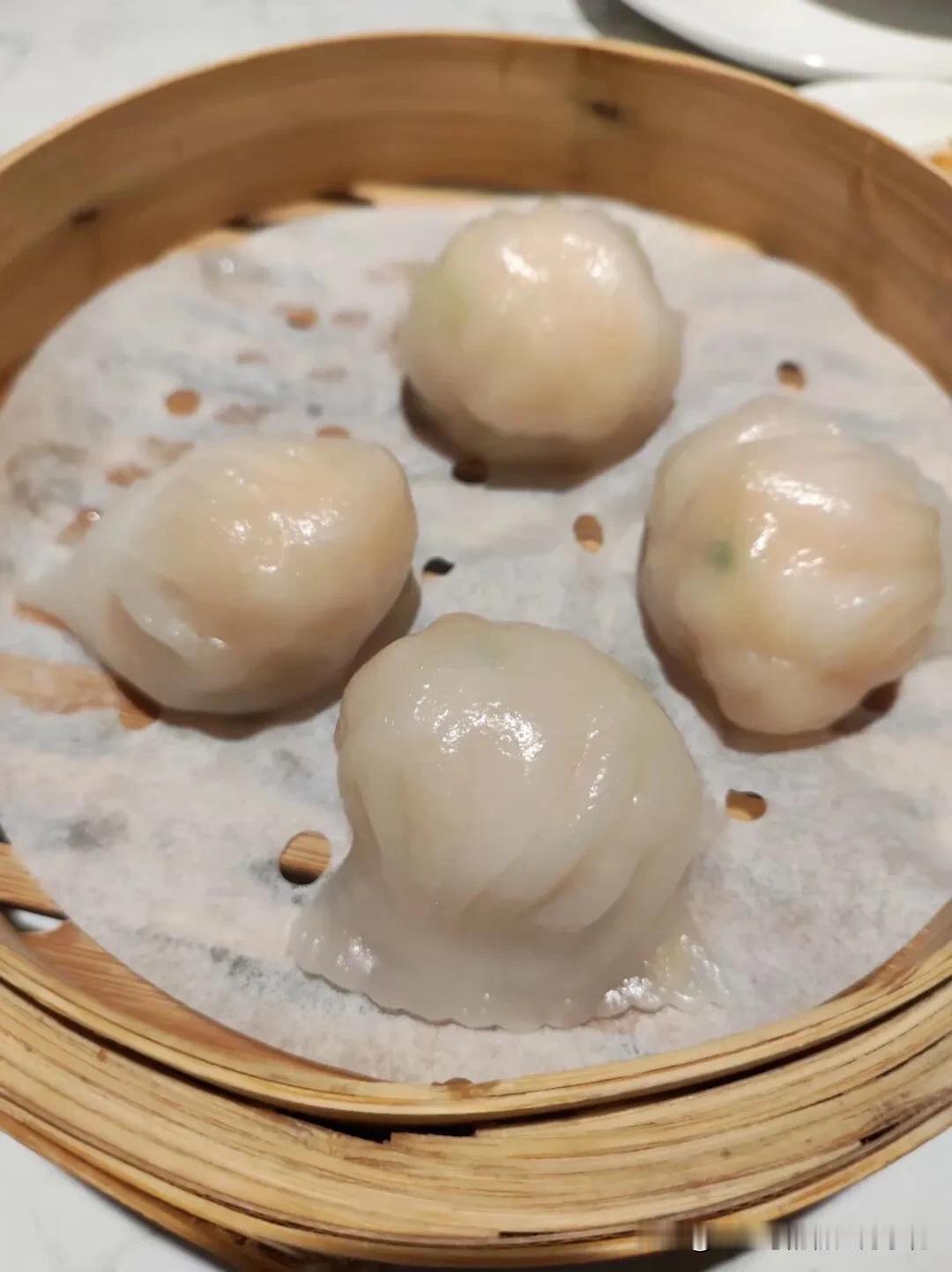 这是儿子请我吃的广御点美食相册里最满意的照片

上海广御点是一家广式手工点心茶楼